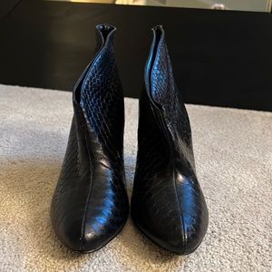 NWT Vince Camuto Black Snakeskin Heeled Booties